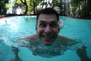 Une petite tête dans la piscine du Gecko Lodge.