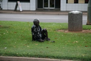 Un aborigène, perdu sur un terre-plein central.
