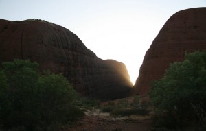 Quelques rayons s'engouffrent dans les monts Olga.