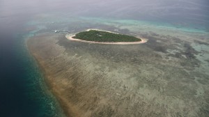 Une île posée sur un récif coralien.