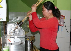 Extraction de jus de canne à sucre.