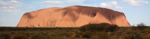 La photo panoramique d'Uluru en haute résolution.