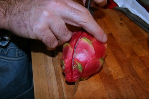 Préparation d'un dragon fruit.